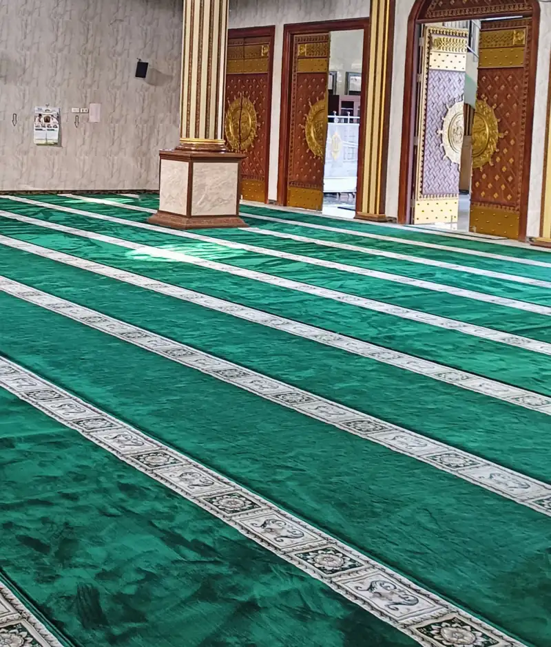Karpet shaf hijau terpasang lurus di dalam masjid