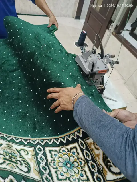Tim mengobras pinggiran karpet