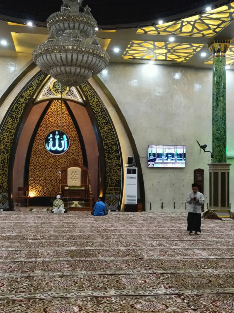 Masjid dengan karpet merah baru terpasang