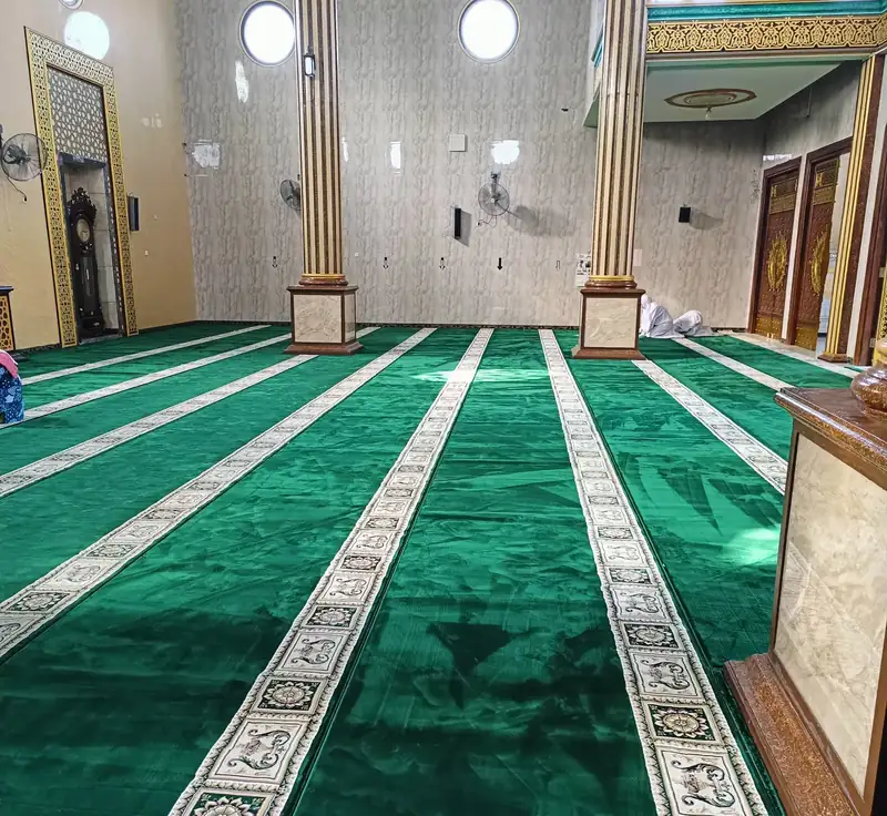 Karpet shaf hijau, satu ruangan penuh