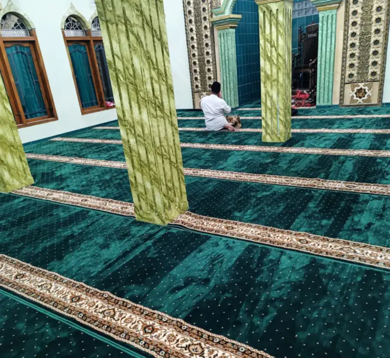 Shaf hijau di antara pilar