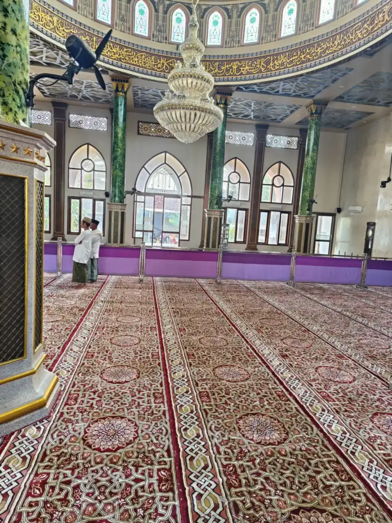 Karpet motif merah di bawah kubah