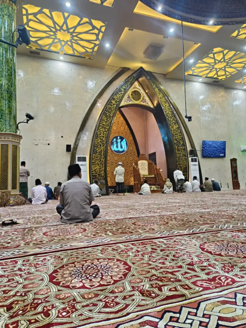Karpet merah bermotif hingga depan mihrab