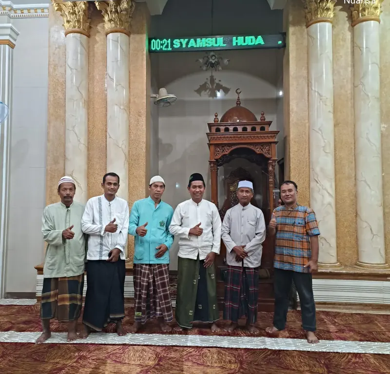 Serah terima bersama pengurus masjid