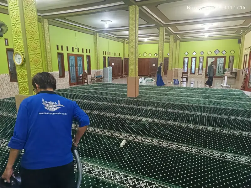 Tim membersihkan karpet yang baru terpasang