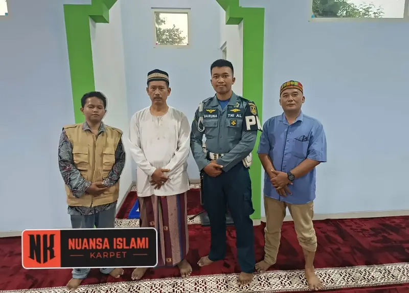 Serah terima: Diserahterimakan kepada pengurus musholla, disaksikan personel TNI AL.