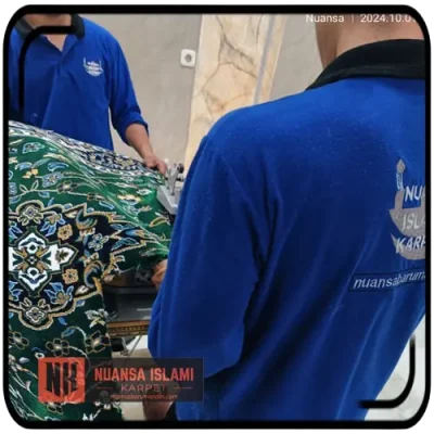 Proses pengobrasan karpet masjid sesuai bentuk pilar agar persisi di Masjid Jami Darul Ulum Sidoarjo