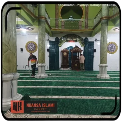 Proses pemasangan & pembersihan karpet masjid sesuai bentuk pilar agar persisi di Masjid Jami Darul Ulum Sidoarjo