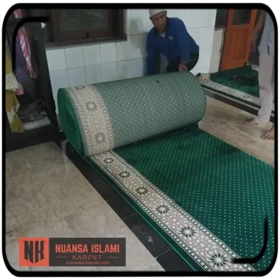Proses pemotongan karpet masjid agar persisi di Masjid Jami Darul Ulum Sidoarjo