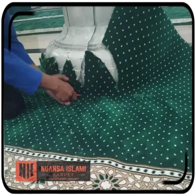Proses pemotongan karpet masjid sesuai bentuk pilar agar persisi di Masjid Jami Darul Ulum Sidoarjo